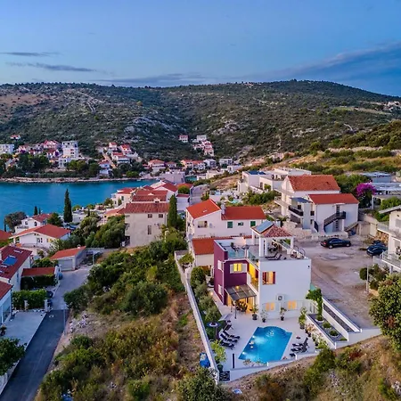 Carre Violet Tatil Evi