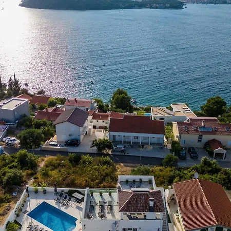 Carre Violet Tatil Evi Ražanj
