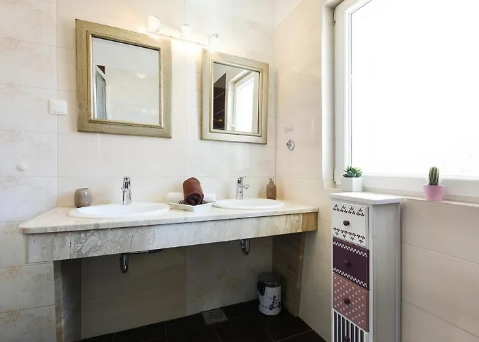 בית נופש Carre Violet *